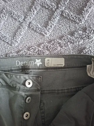 Pantalón verde oscuro con cremalleras