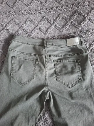 Pantalón verde oscuro con cremalleras