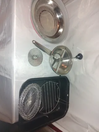 Lote menaje cocina: pasapurés, rallador, etc.