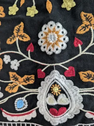 Falda bordada negra.