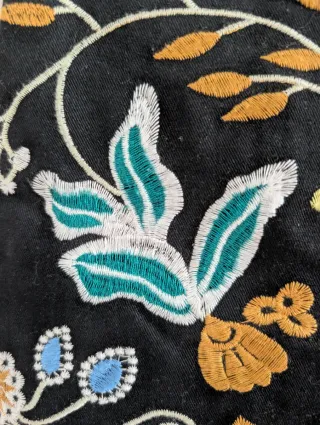 Falda bordada negra.