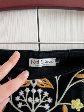 Falda bordada negra.