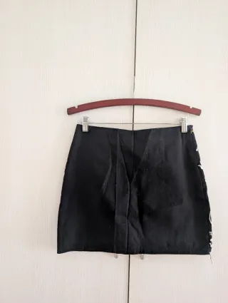 Falda bordada negra.