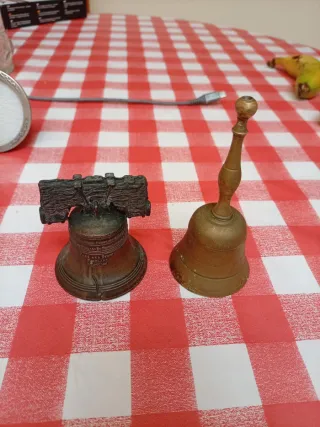 Dos campanas decorativas pequeñas