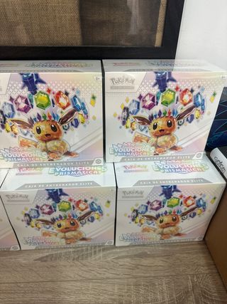 Caja Entrenador Élite Evoluciones Prismáticas Espa