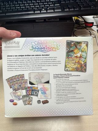 Caja Entrenador Élite Evoluciones Prismáticas Espa