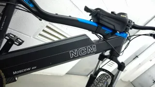 Bicicleta Eléctrica NCM Negra y Azul