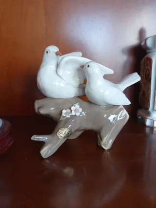 Figura de porcelana Casades, dos palomas
