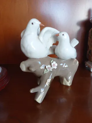 Figura de porcelana Casades, dos palomas