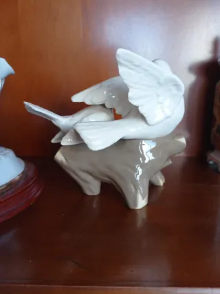 Figura de porcelana Casades, dos palomas
