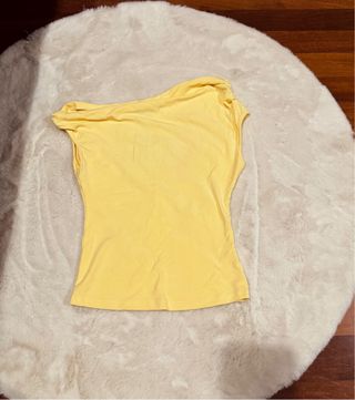 Top amarillo escotado