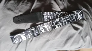 Correa de guitarra con diseño  geométrico.