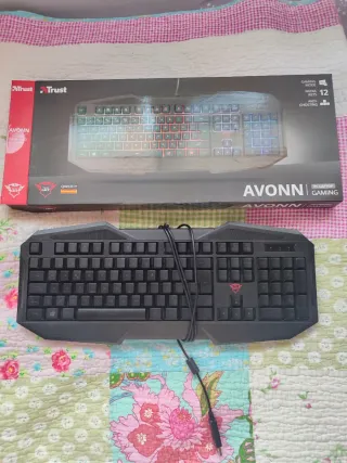 Teclado Gaming Trust AVONN RGB QWERTY