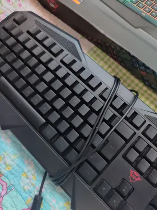 Teclado Gaming Trust AVONN RGB QWERTY