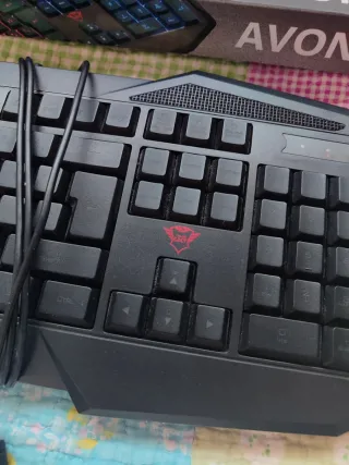 Teclado Gaming Trust AVONN RGB QWERTY
