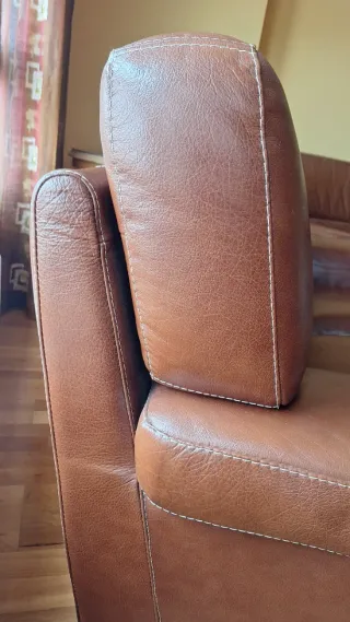 2 sofás de piel marrón, 2 y 3 plazas