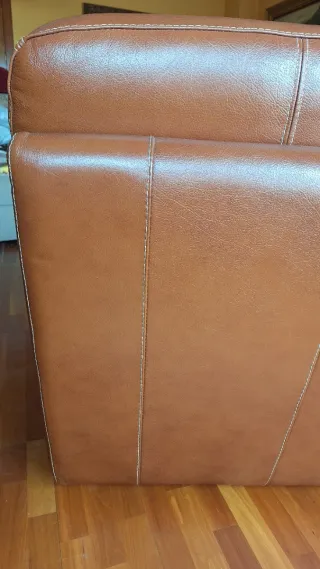2 sofás de piel marrón, 2 y 3 plazas