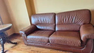 2 sofás de piel marrón, 2 y 3 plazas
