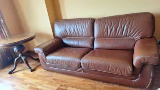 2 sofás de piel marrón, 2 y 3 plazas