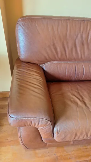 2 sofás de piel marrón, 2 y 3 plazas