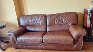 2 sofás de piel marrón, 2 y 3 plazas