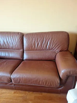 2 sofás de piel marrón, 2 y 3 plazas