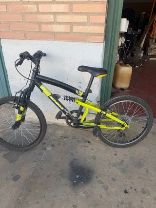 Bicicleta infantil negra y verde