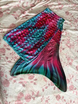 Cola de sirena con escamas