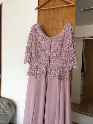 Vestido de fiesta largo color rosa  con encaje.