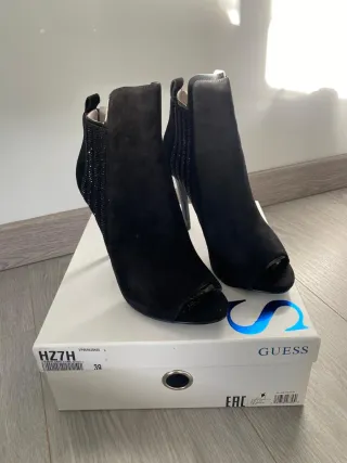 Botines Guess Tacón Peep Toe Negro