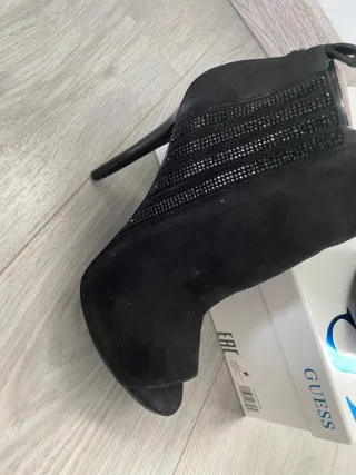 Botines Guess Tacón Peep Toe Negro