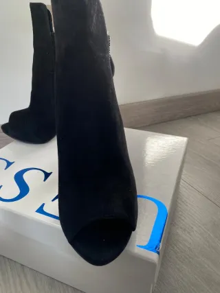 Botines Guess Tacón Peep Toe Negro