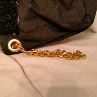 Pochette Aquateam con paillettes nere e catena oro