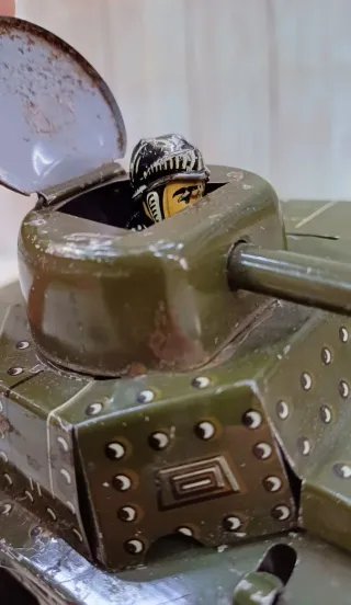 Juguete antiguo hojalata