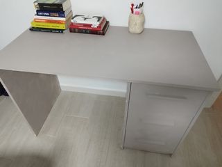 Escritorio gris con cajonera