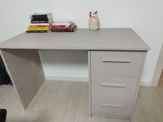 Escritorio gris con cajonera