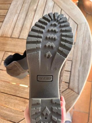 Botines chelsea de ante marrón con Tacón medio...