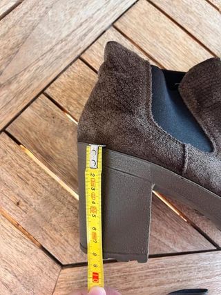 Botines chelsea de ante marrón con Tacón medio...