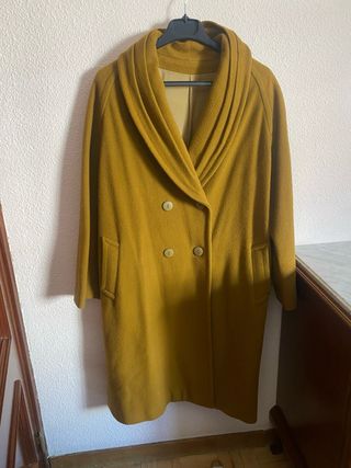 Abrigo de lana color mostaza