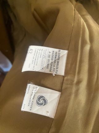 Abrigo de lana color mostaza