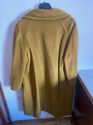 Abrigo de lana color mostaza