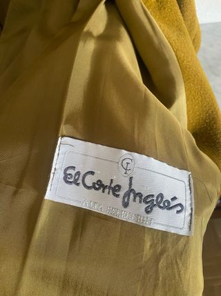 Abrigo de lana color mostaza