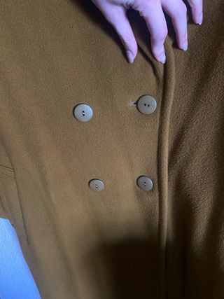 Abrigo de lana color mostaza