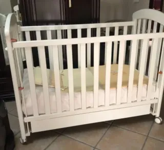 Cuna blanca con cajón