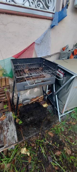 Barbacoa de hierro negra y gris