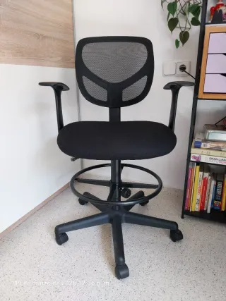 Silla de oficina giratoria con reposapiés