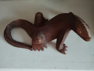 Figura de madera de lagarto tallado