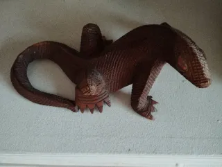Figura de madera de lagarto tallado