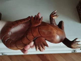 Figura de madera de lagarto tallado