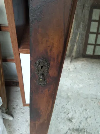 Puerta antigua con espejo